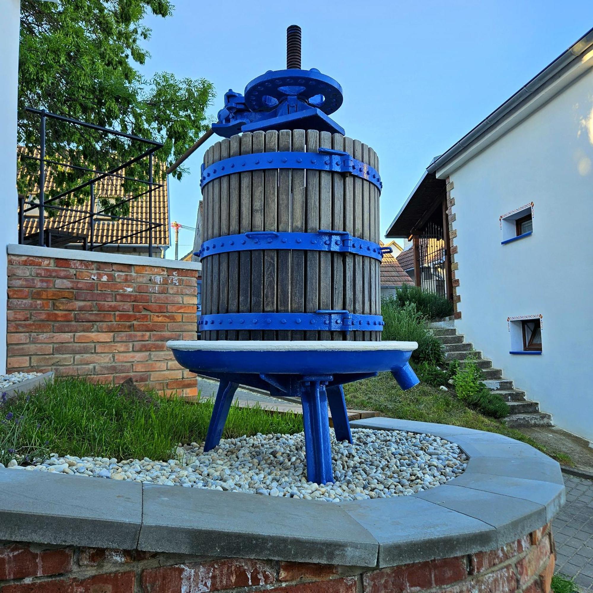 Pod Vinohradem - Apartmany & Vinne Sklepy Mutěnice Exterior foto
